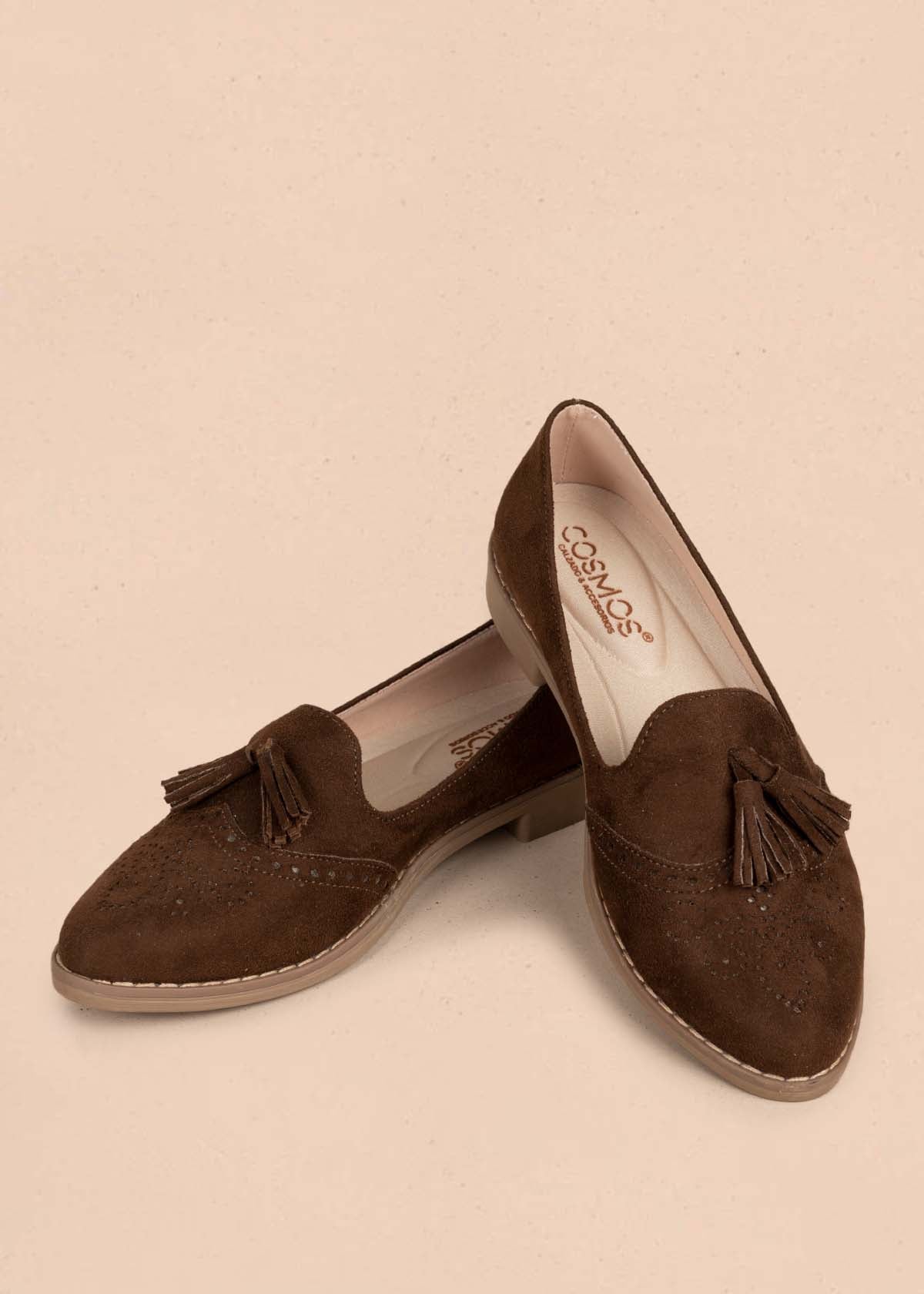 Zapatos cerrados color café con borla 105446