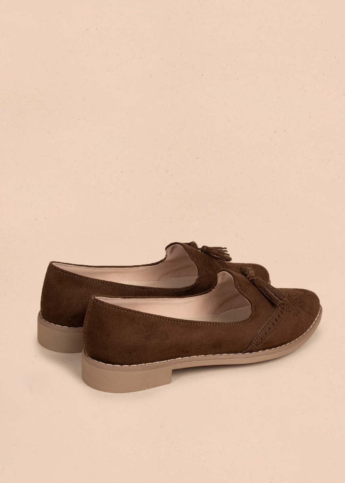 Zapatos cerrados color café con borla 105446