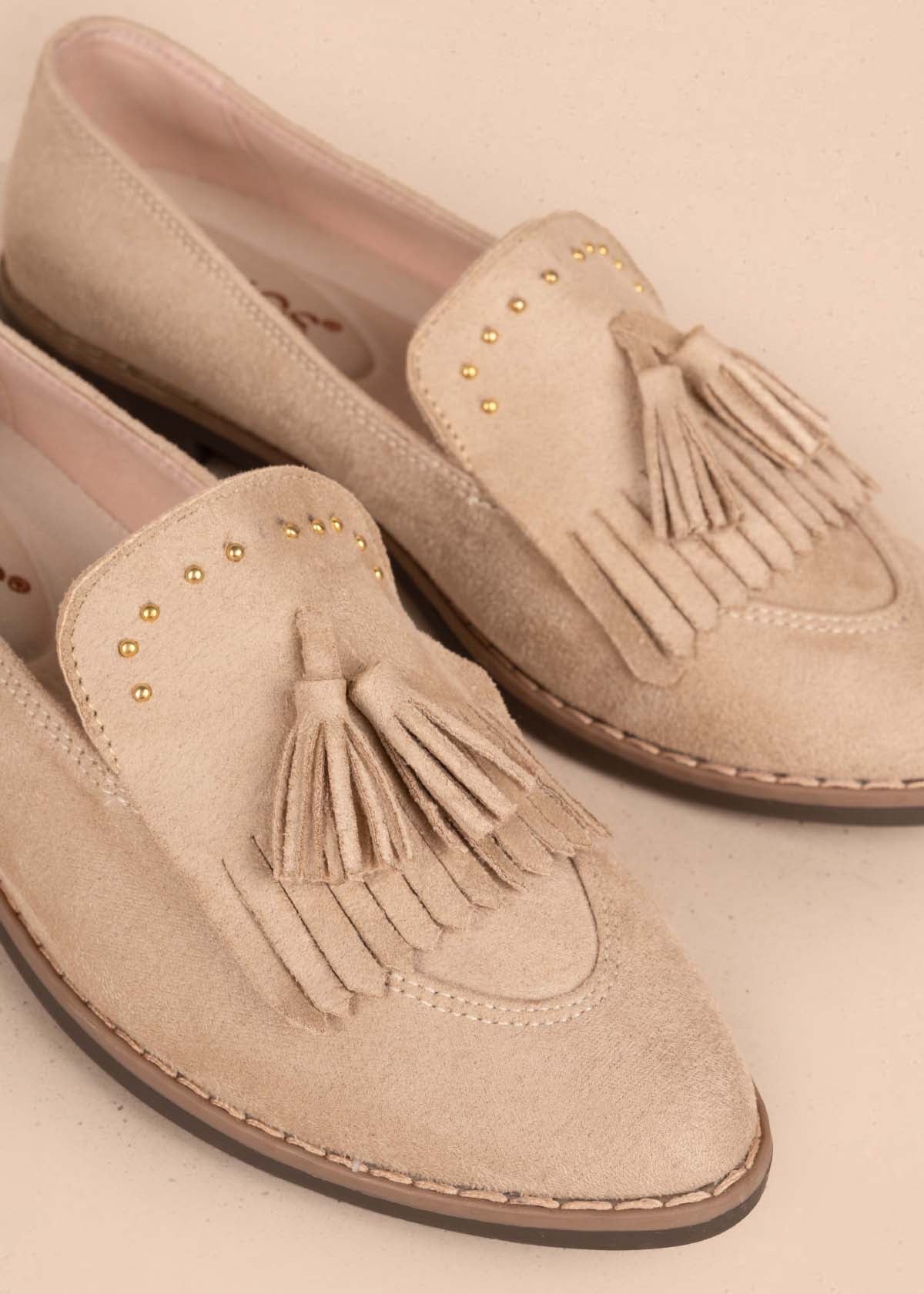 Zapatos cerrados color arena con borla 105447