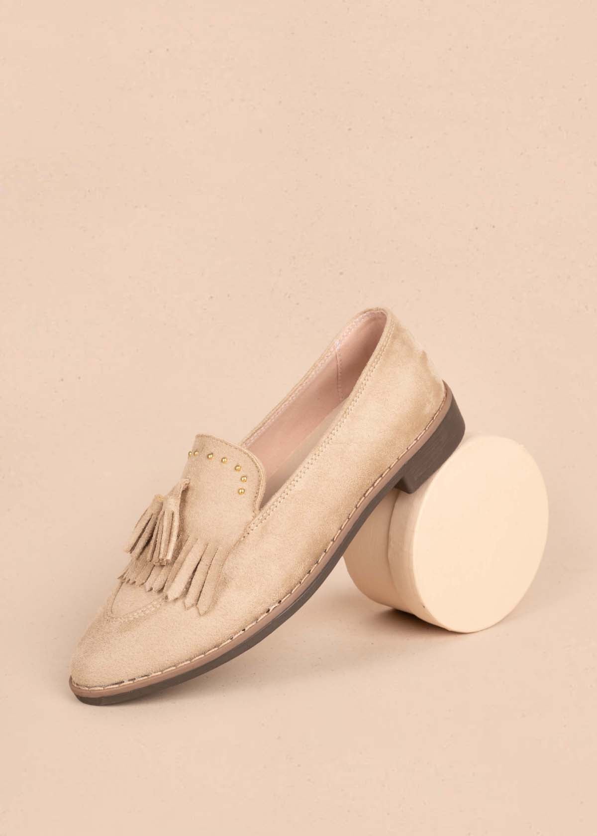 Zapatos cerrados color arena con borla 105447