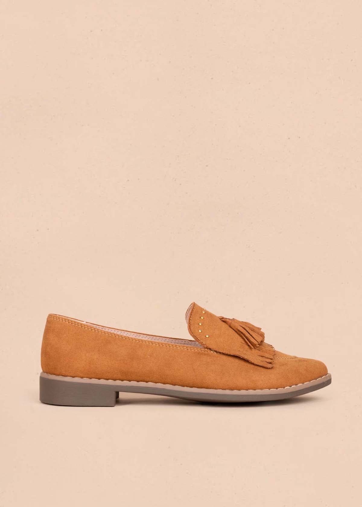 Zapatos cerrados color miel con borla 105447