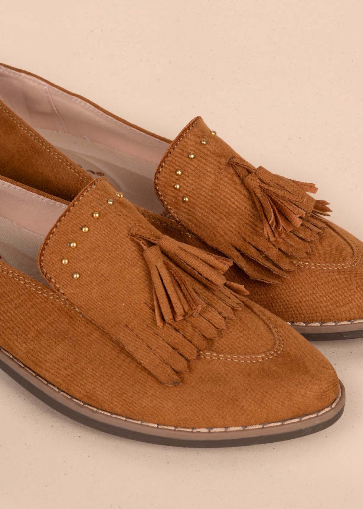 Zapatos cerrados color miel con borla 105447