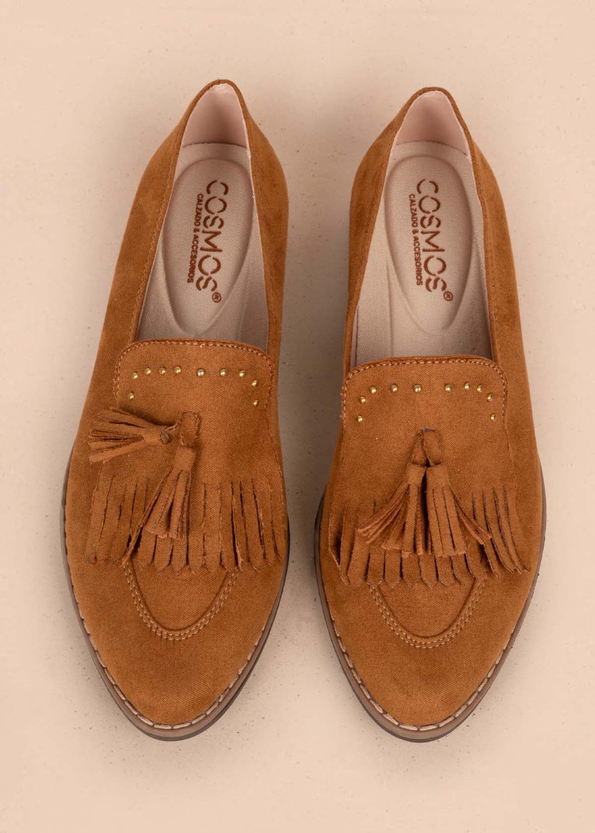 Zapatos cerrados color miel con borla 105447