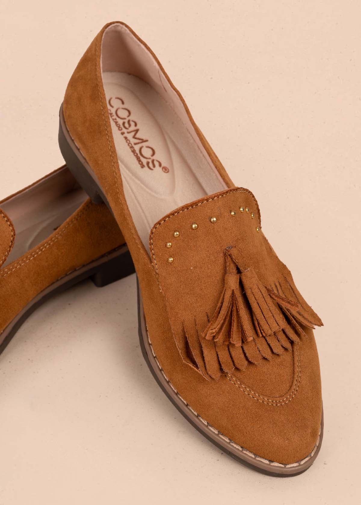 Zapatos cerrados color miel con borla 105447