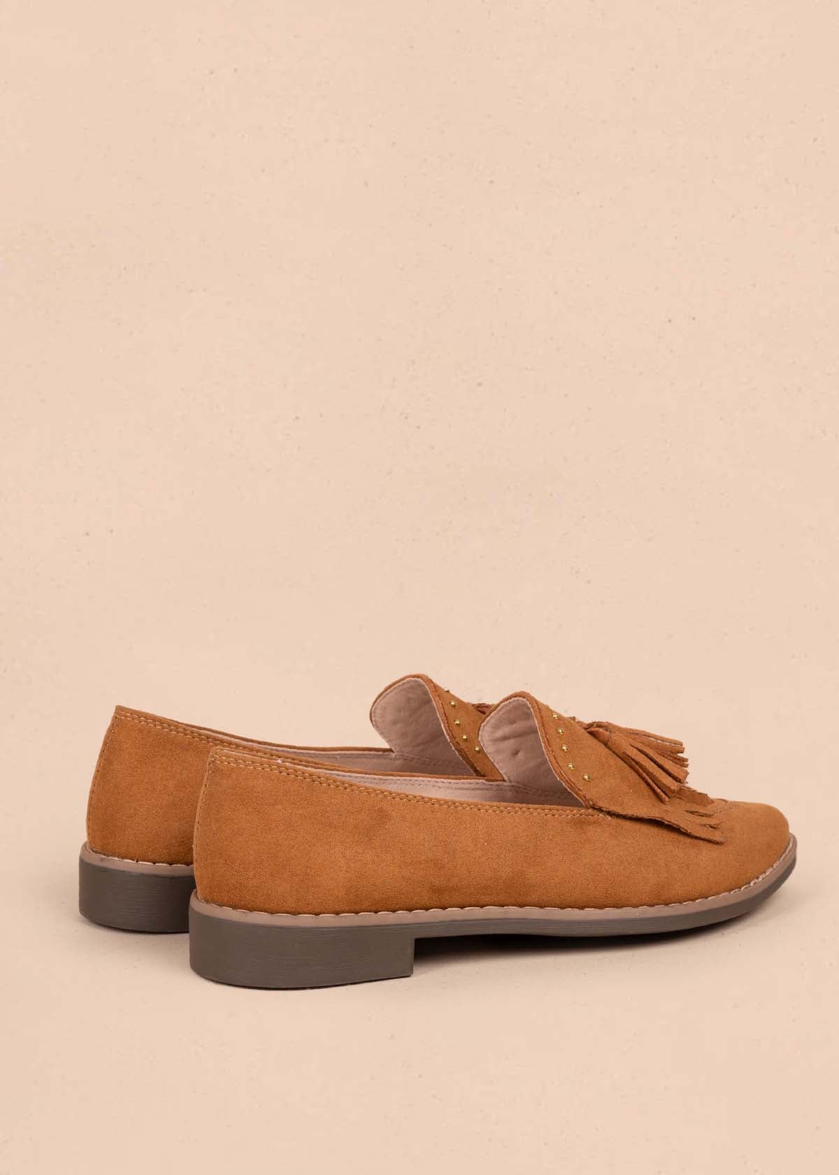 Zapatos cerrados color miel con borla 105447