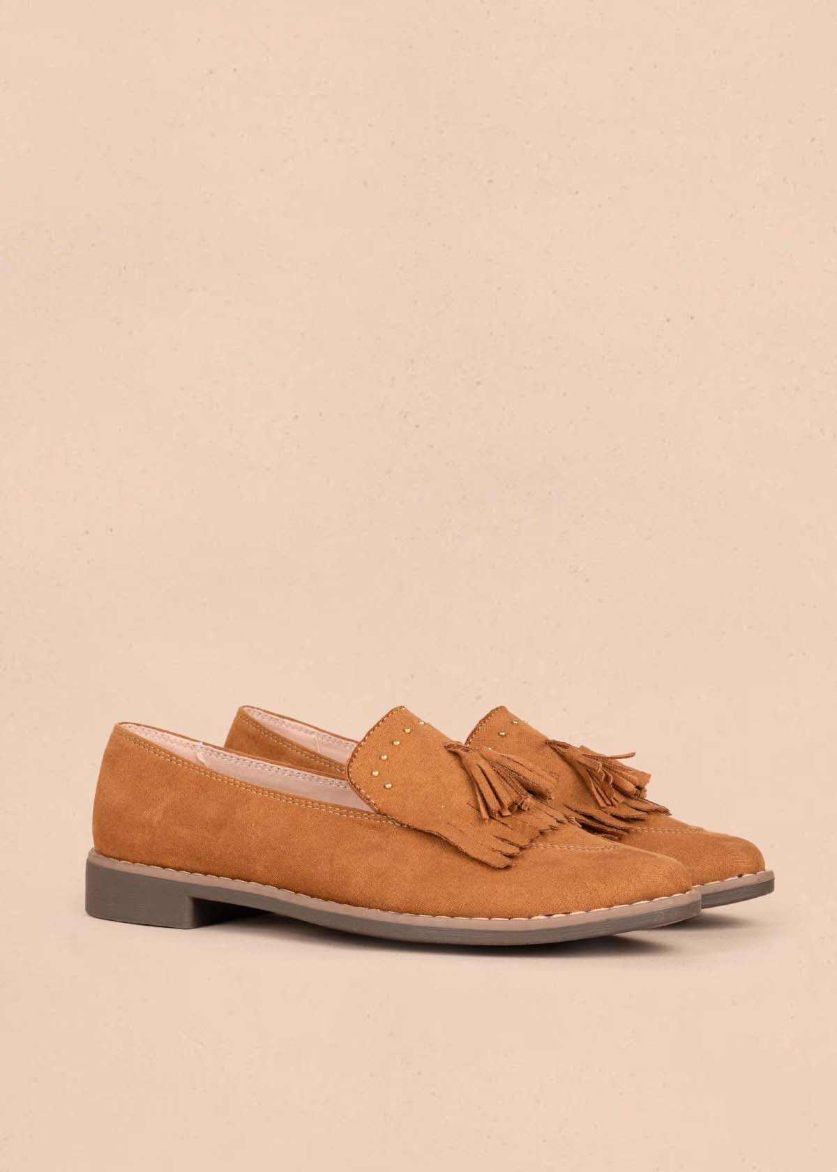 Zapatos cerrados color miel con borla 105447