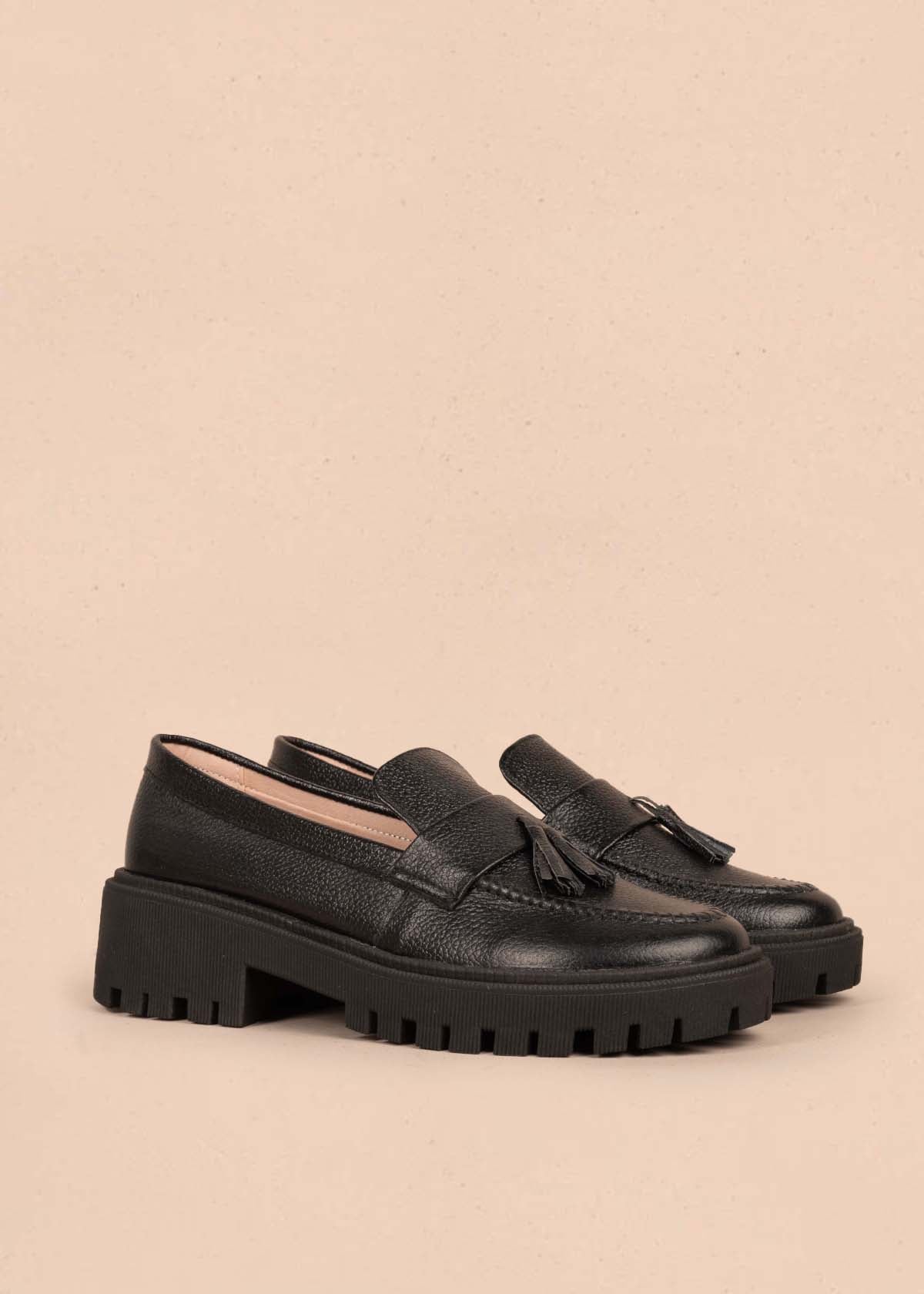 Mocasines color negro con borla 105448