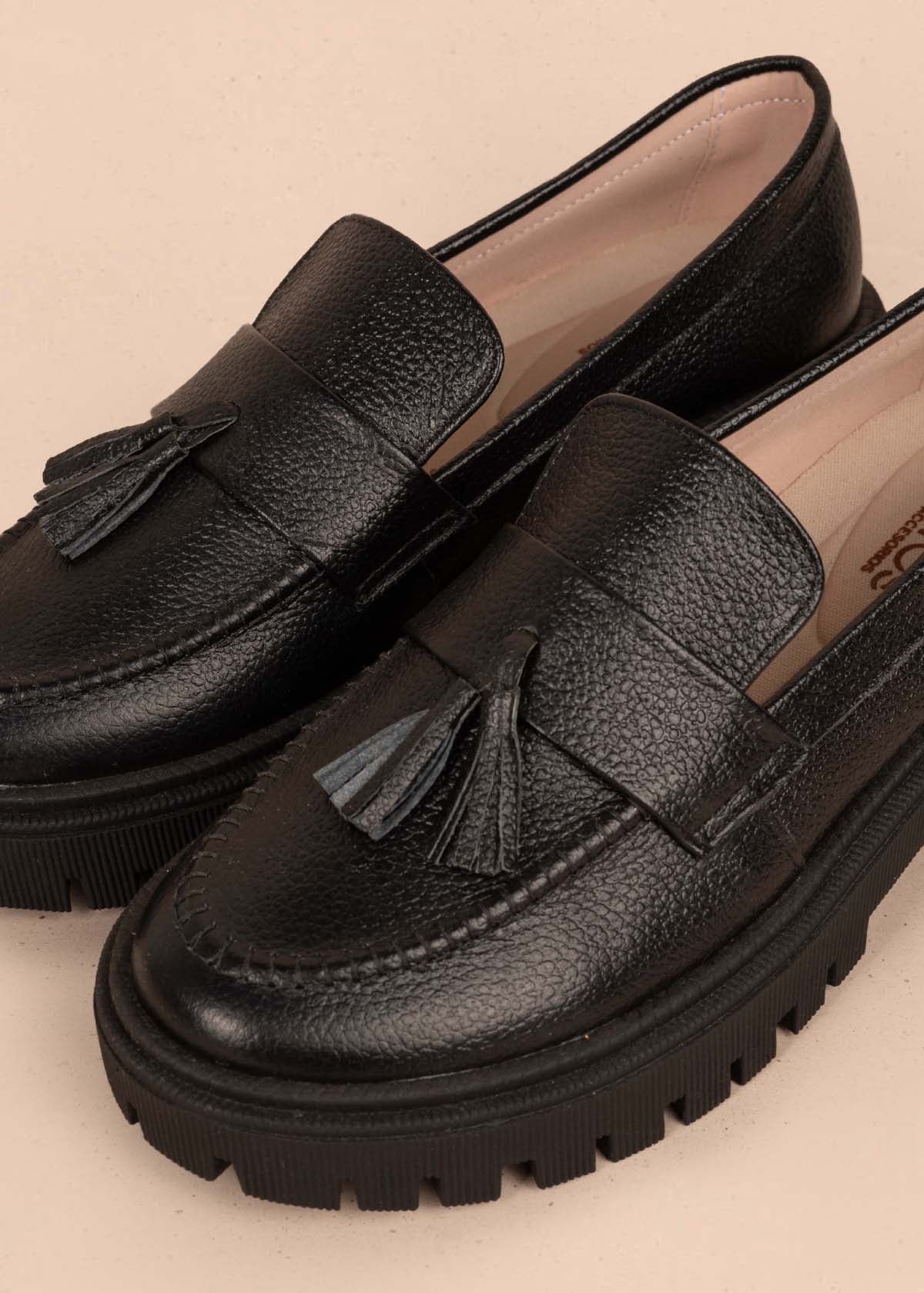 Mocasines color negro con borla 105448