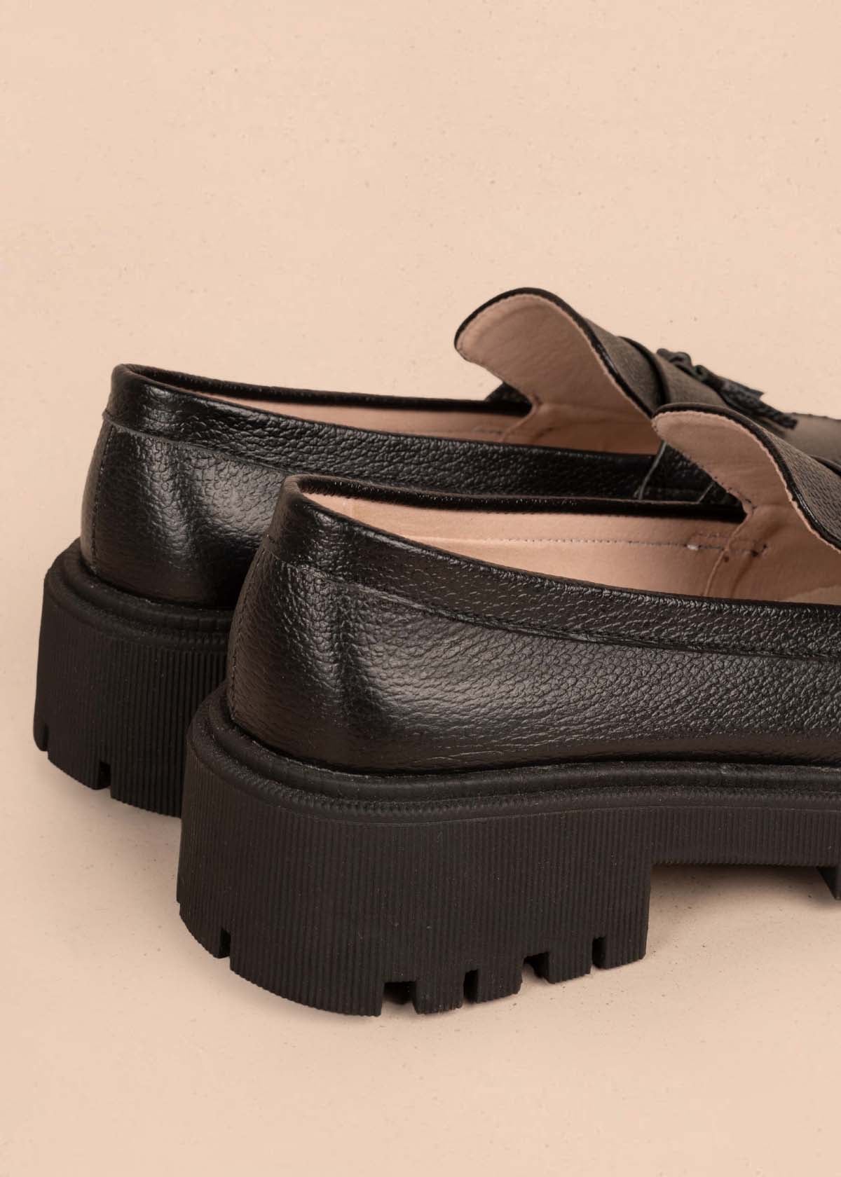 Mocasines color negro con borla 105448