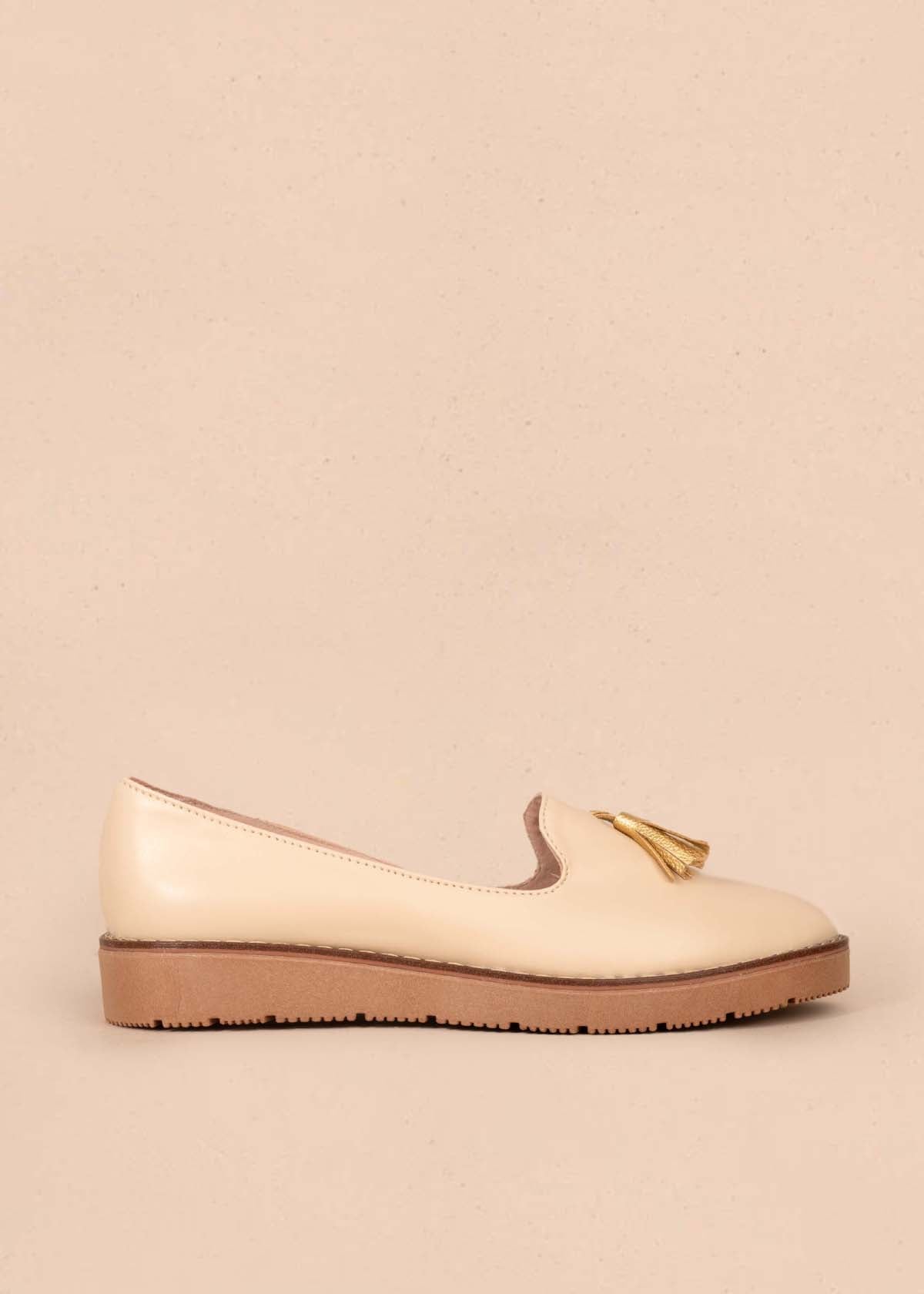 Zapatos cerrados color beige con borla 105450