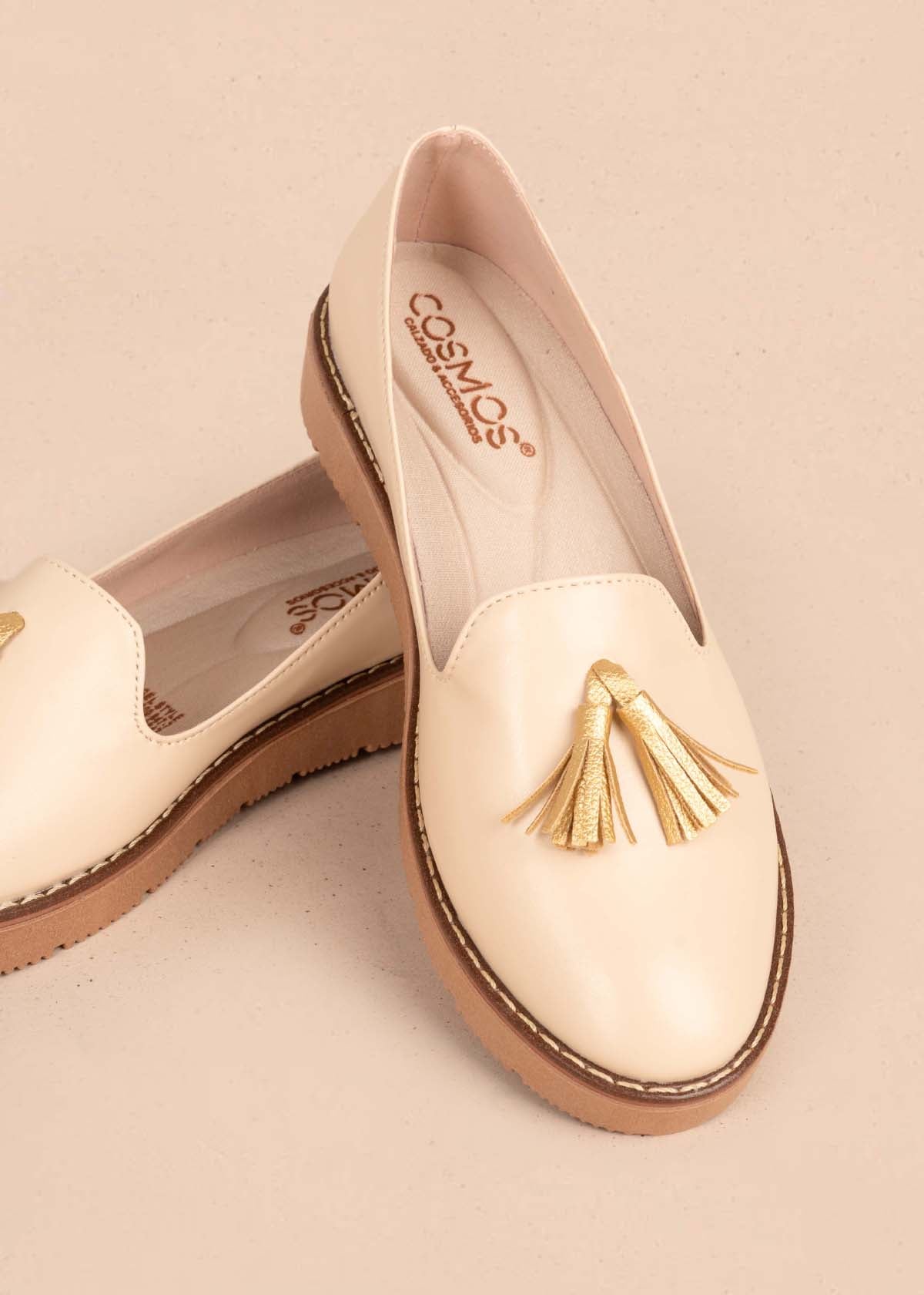 Zapatos cerrados color beige con borla 105450