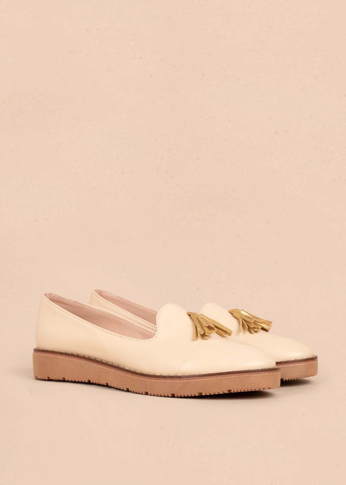 Zapatos cerrados color beige con borla 105450