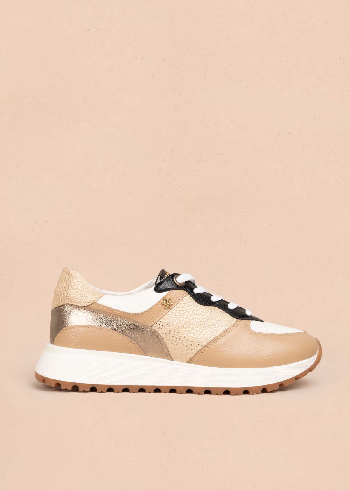 Tenis casuales en cuero color camel con textura croco 105483