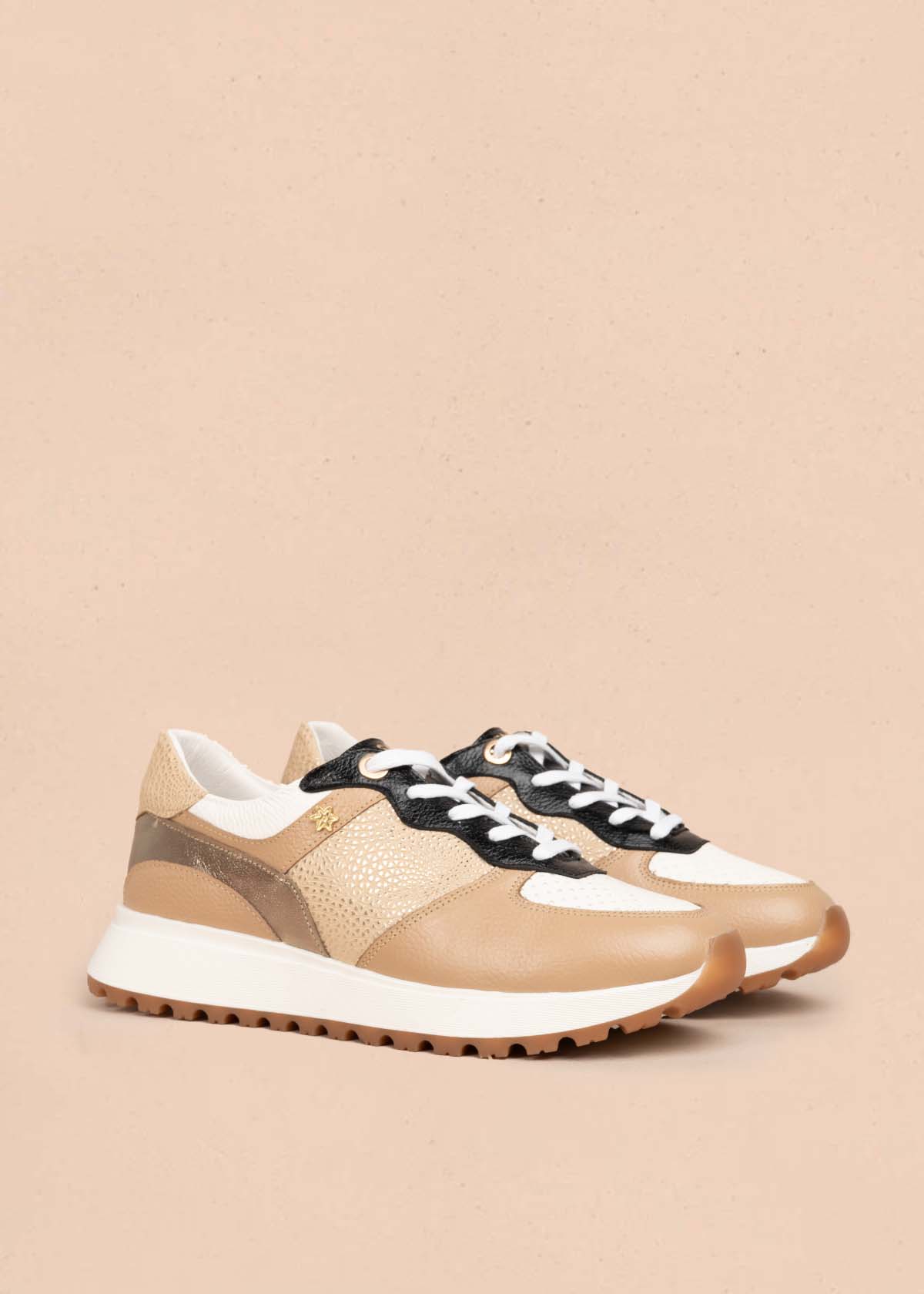 Tenis casuales en cuero color camel con textura croco 105483