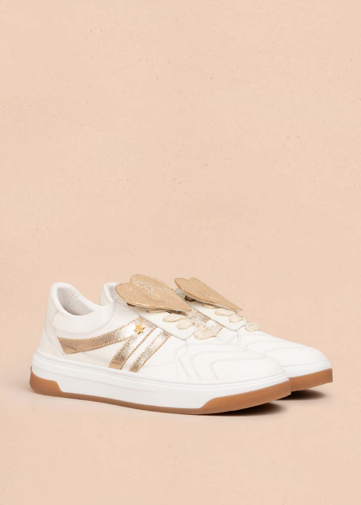 Tenis casuales en cuero color talco con detalles dorados 105485