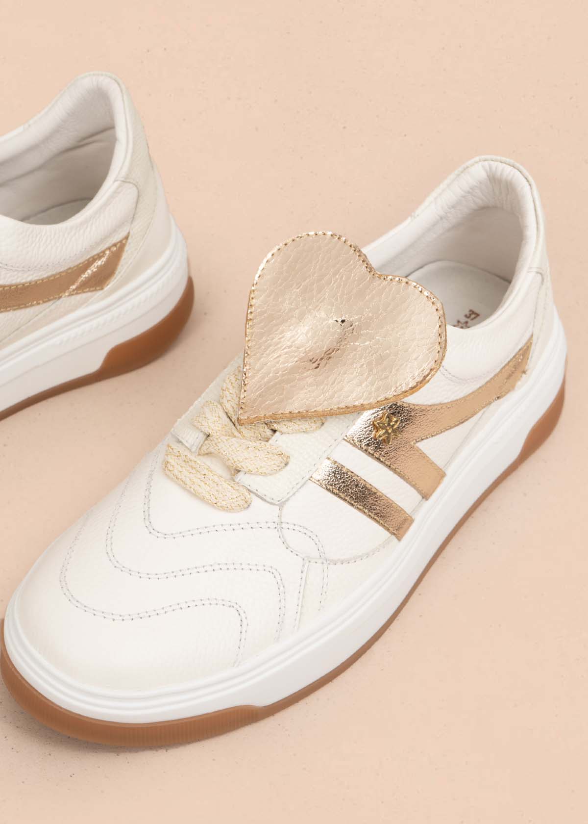 Tenis casuales en cuero color talco con detalles dorados 105485