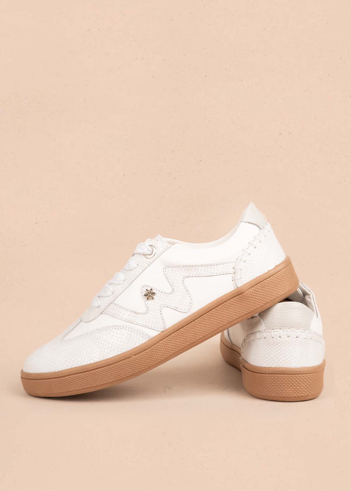 Tenis casuales en cuero color blanco con textura croco 105487