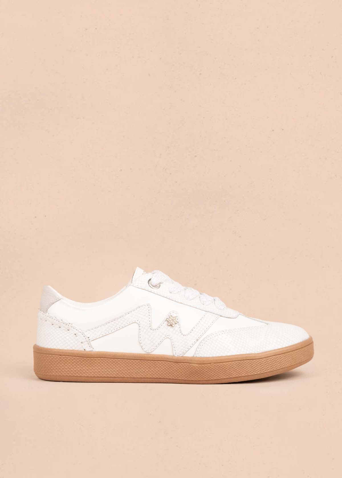 Tenis casuales en cuero color blanco con textura croco 105487