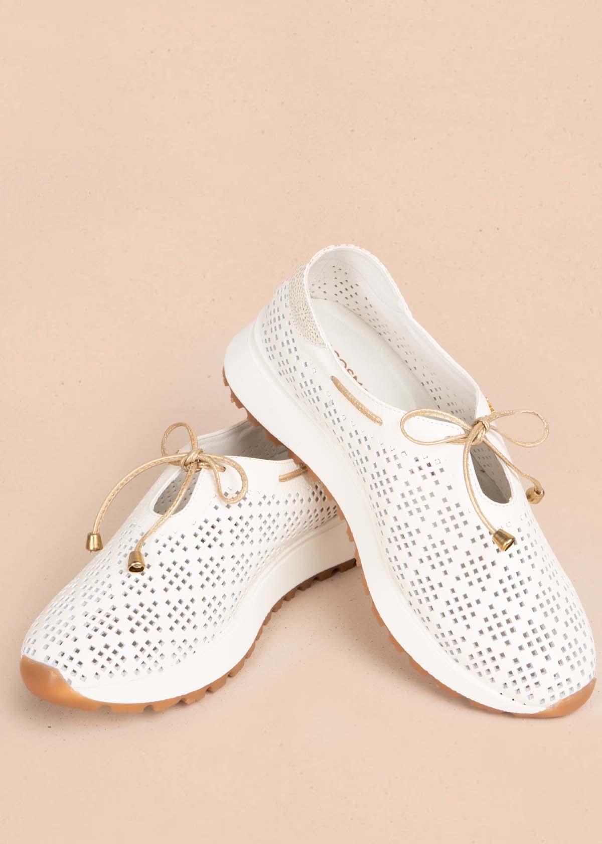 Tenis casuales en cuero color blanco con perforaciones 105492
