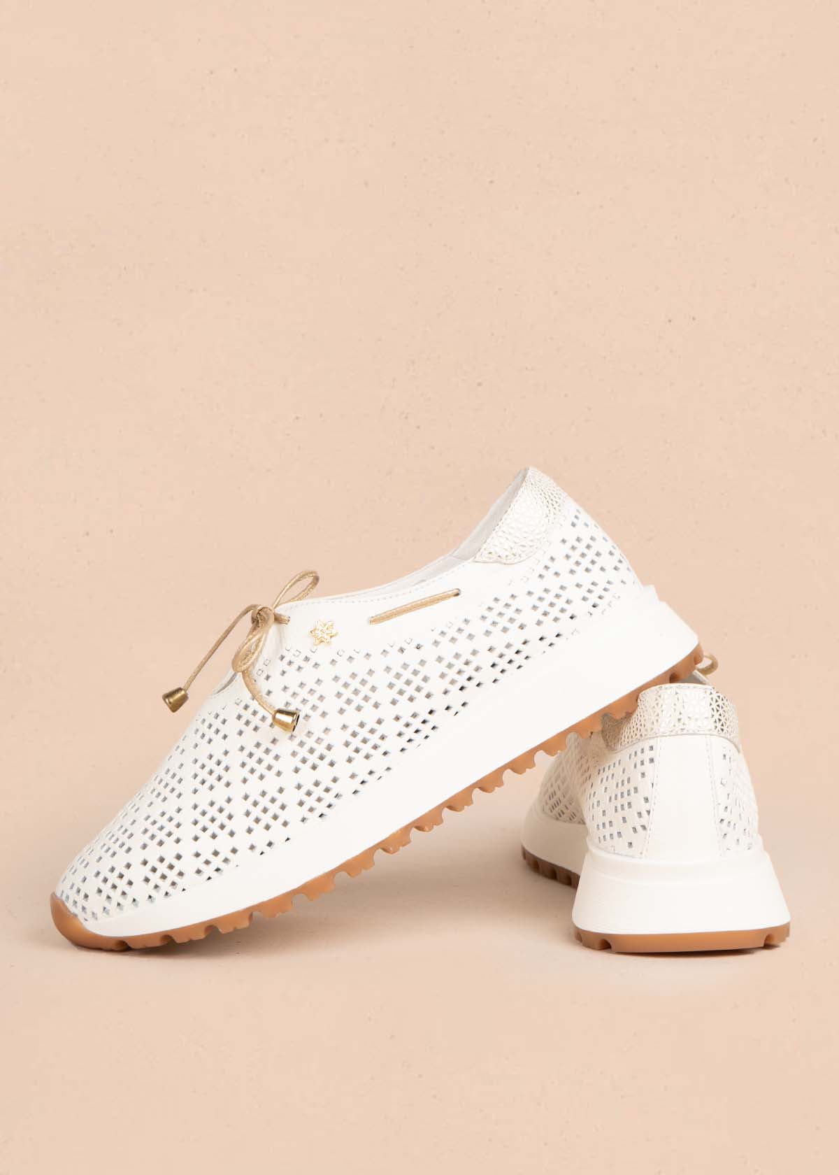Tenis casuales en cuero color blanco con perforaciones 105492
