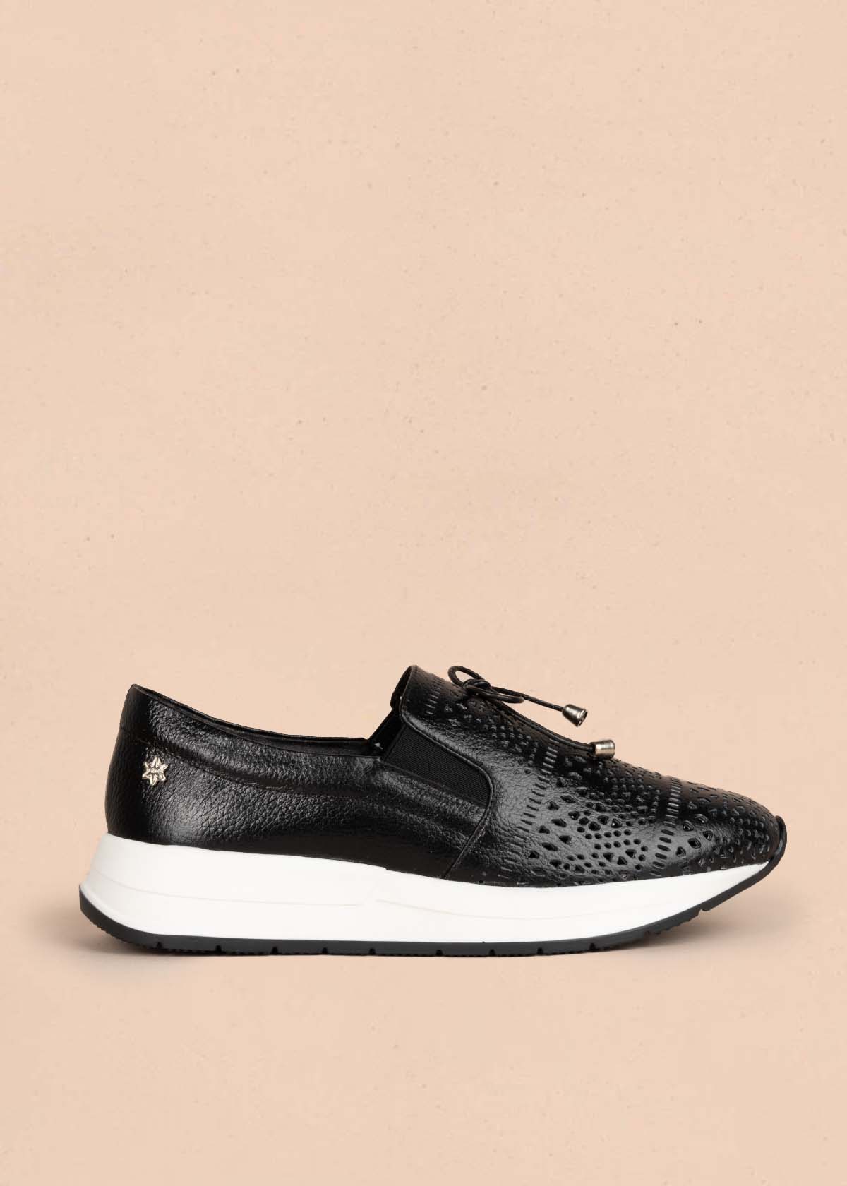 Tenis casuales en cuero color negro con perforaciones 105493