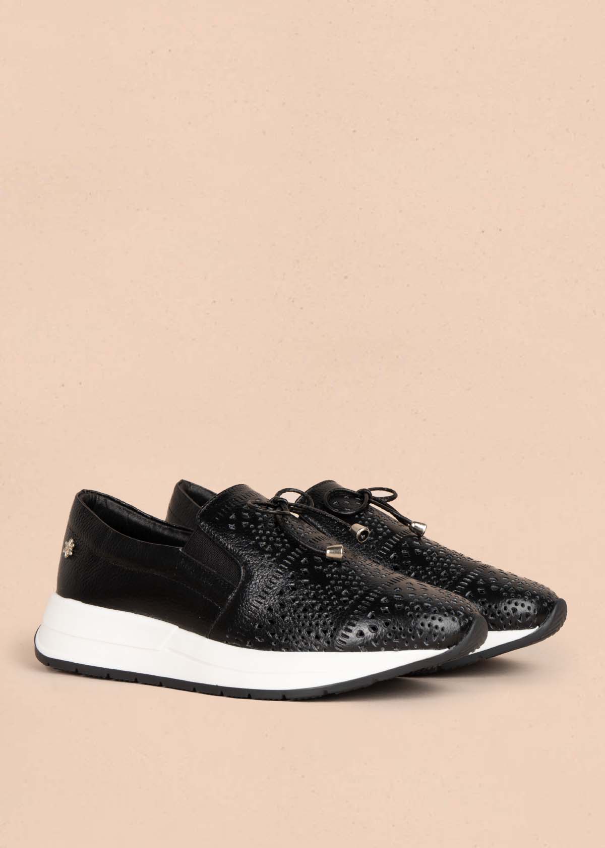 Tenis casuales en cuero color negro con perforaciones 105493