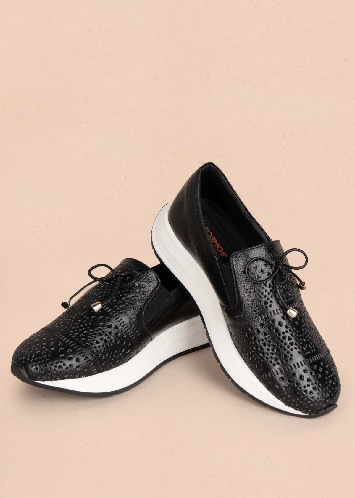 Tenis casuales en cuero color negro con perforaciones 105493
