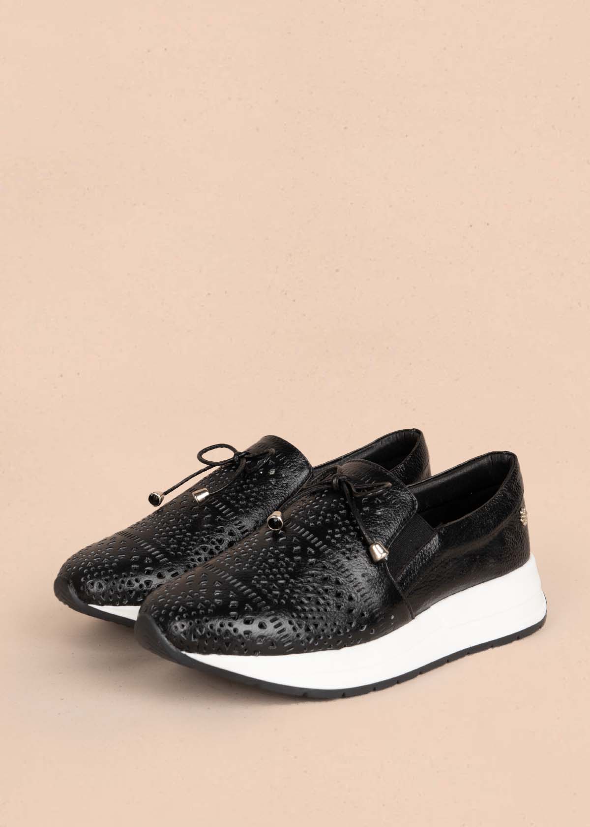 Tenis casuales en cuero color negro con perforaciones 105493