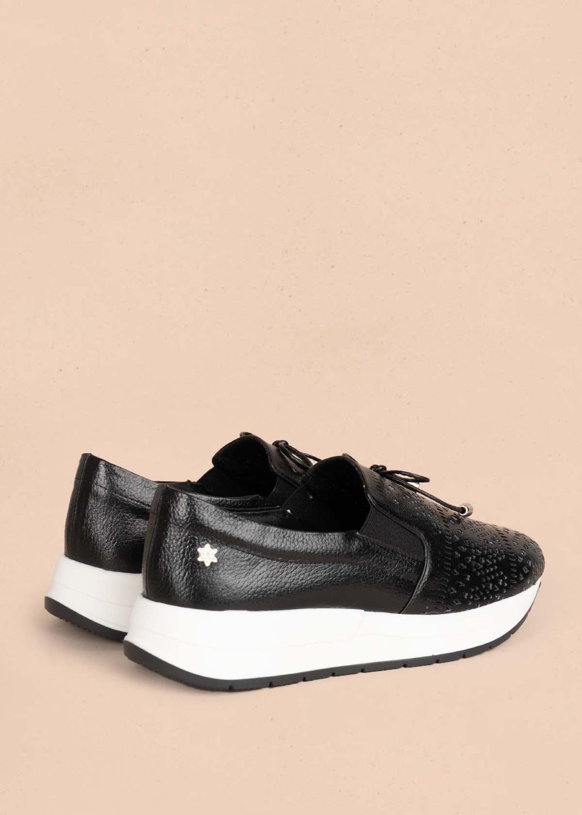 Tenis casuales en cuero color negro con perforaciones 105493