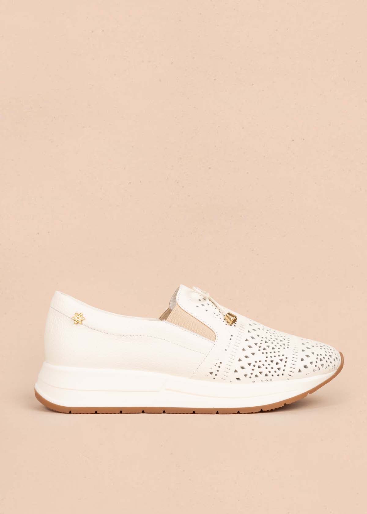 Tenis casuales en cuero color talco con perforaciones 105493
