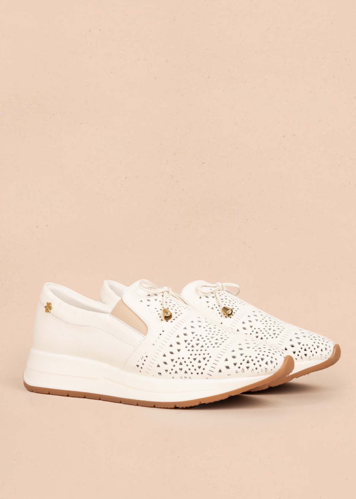 Tenis casuales en cuero color talco con perforaciones 105493