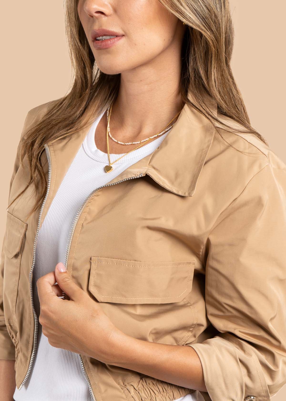 Chaqueta color camel con resorte en cintura 105498