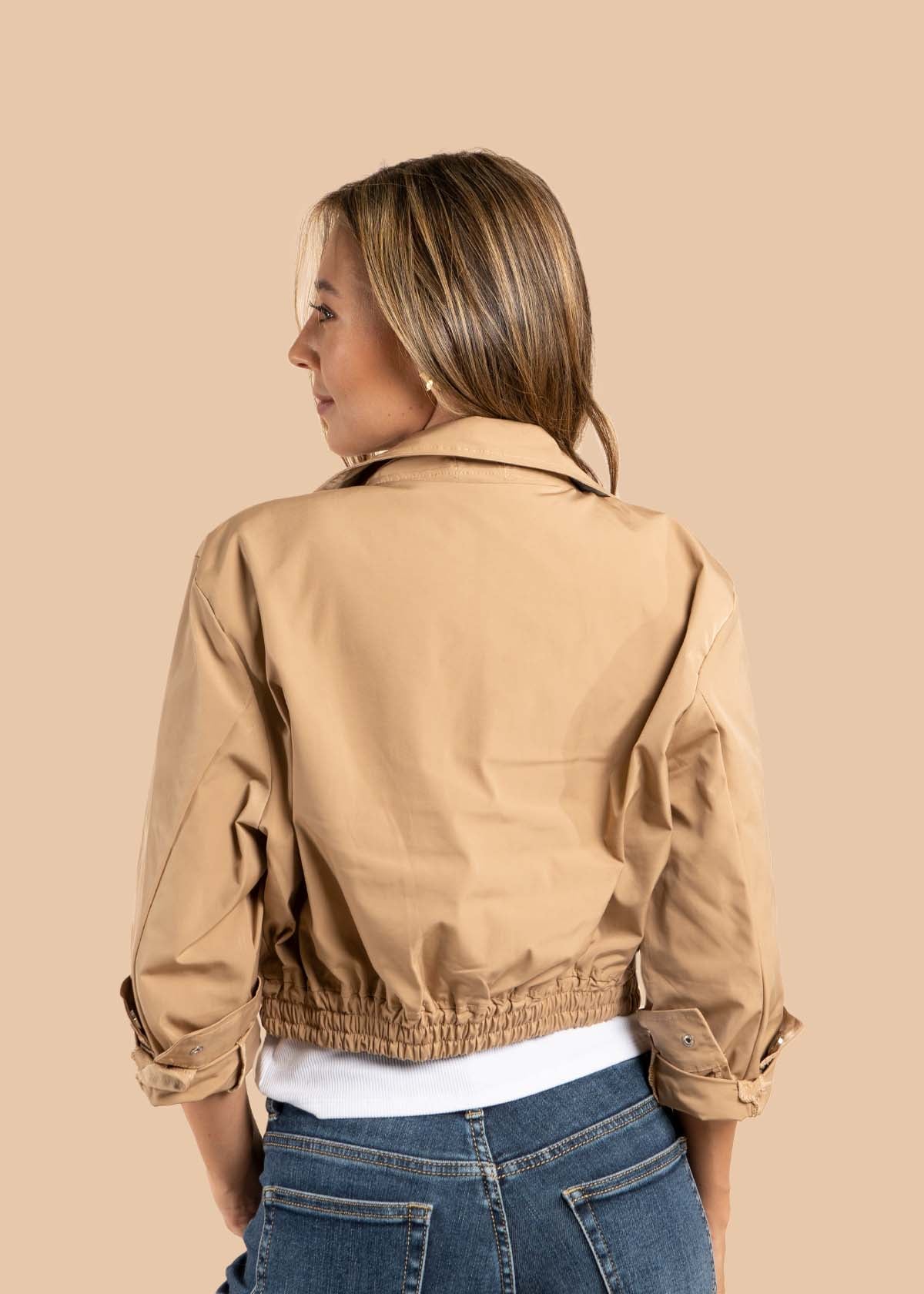 Chaqueta color camel con resorte en cintura 105498
