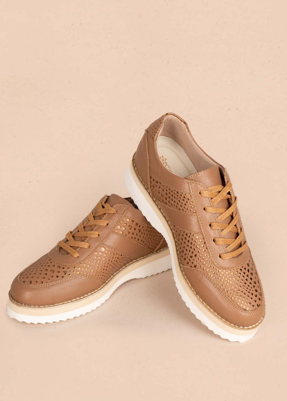 Zapatos con atadura en cuero color miel con folia 105502