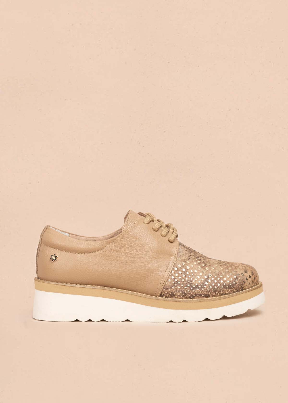 Zapatos con atadura en cuero color camel con folia pitón 105503
