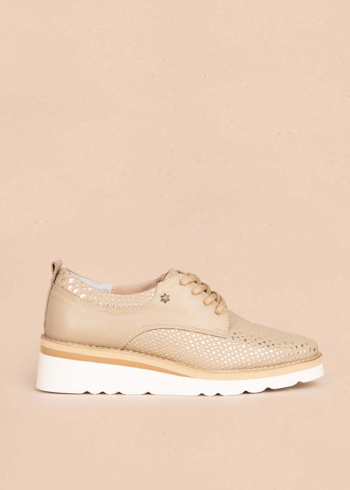 Zapatos con atadura en cuero color camel con folia 105504