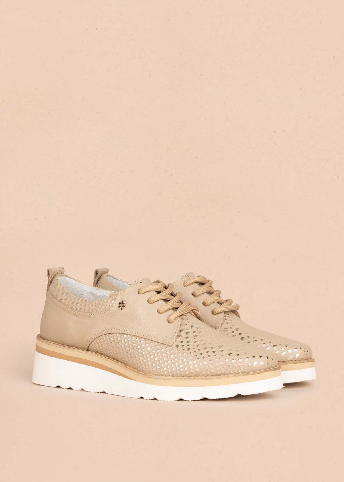 Zapatos con atadura en cuero color camel con folia 105504