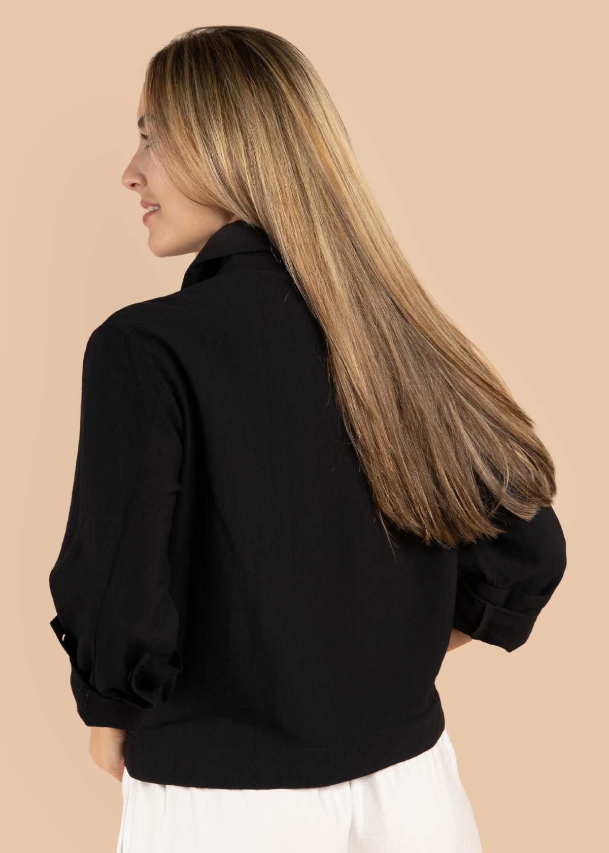 Chaqueta color negro con bolsillos 105527