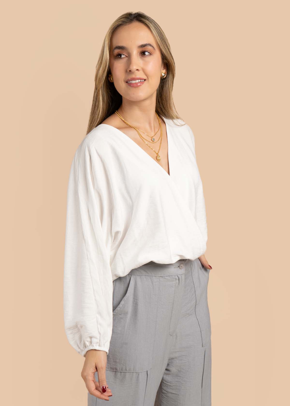 Blusa color blanco con cuello V 105531