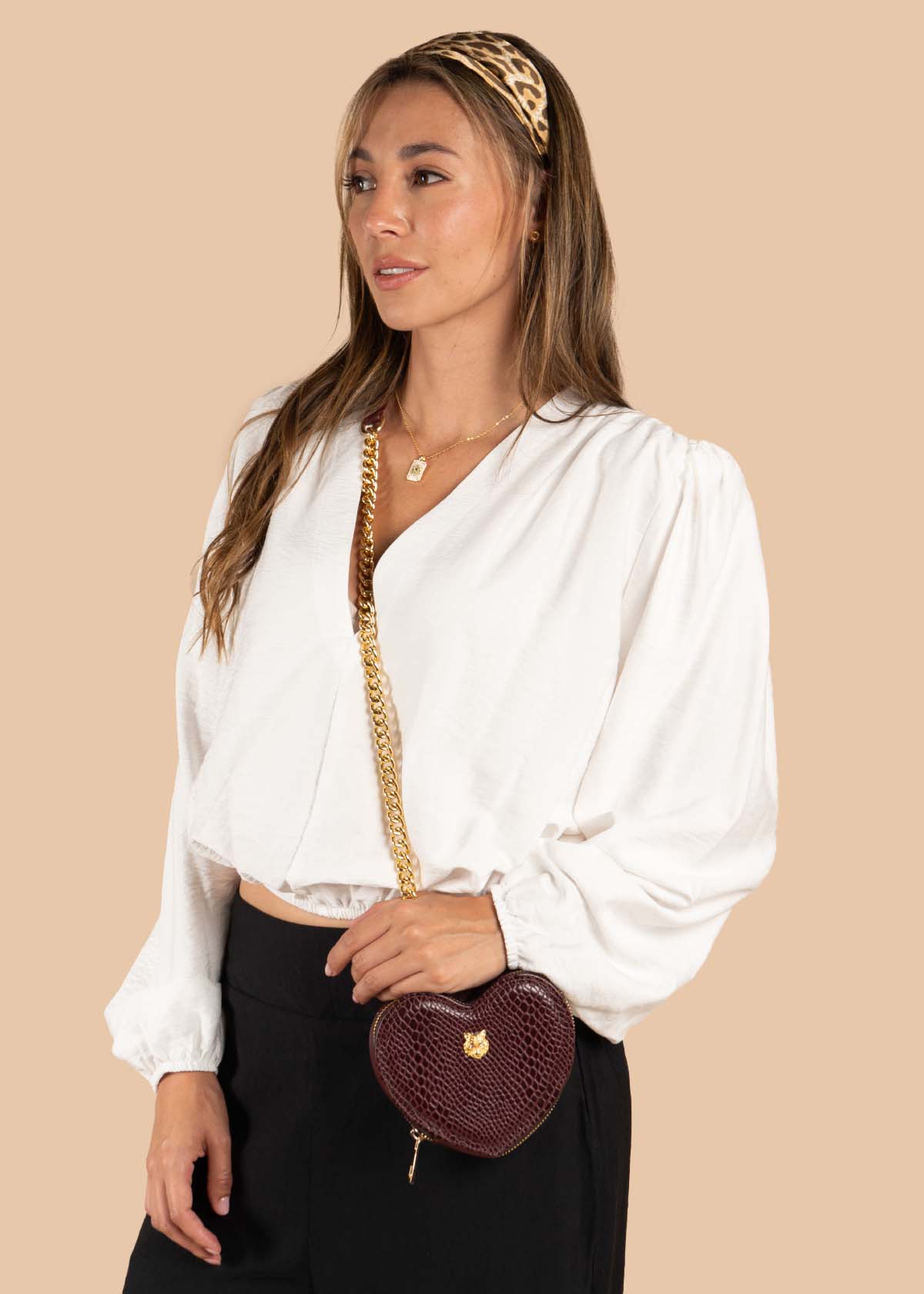 Blusa color blanco con cuello en V y resorte en cintura 105534