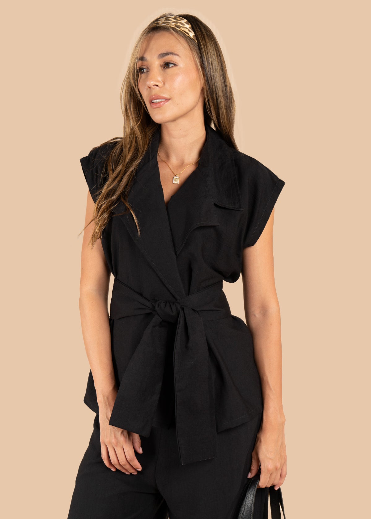 Chaleco color negro con cinturón 105535