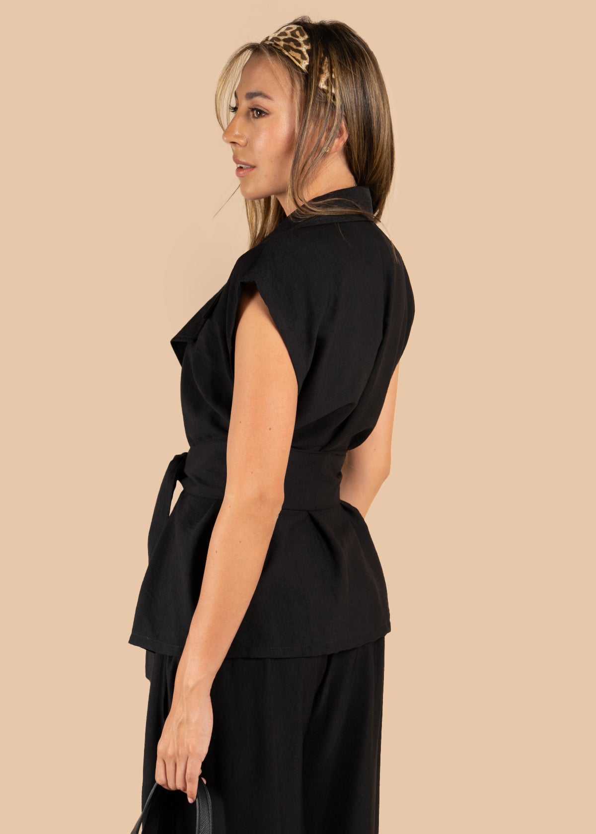 Chaleco color negro con cinturón 105535