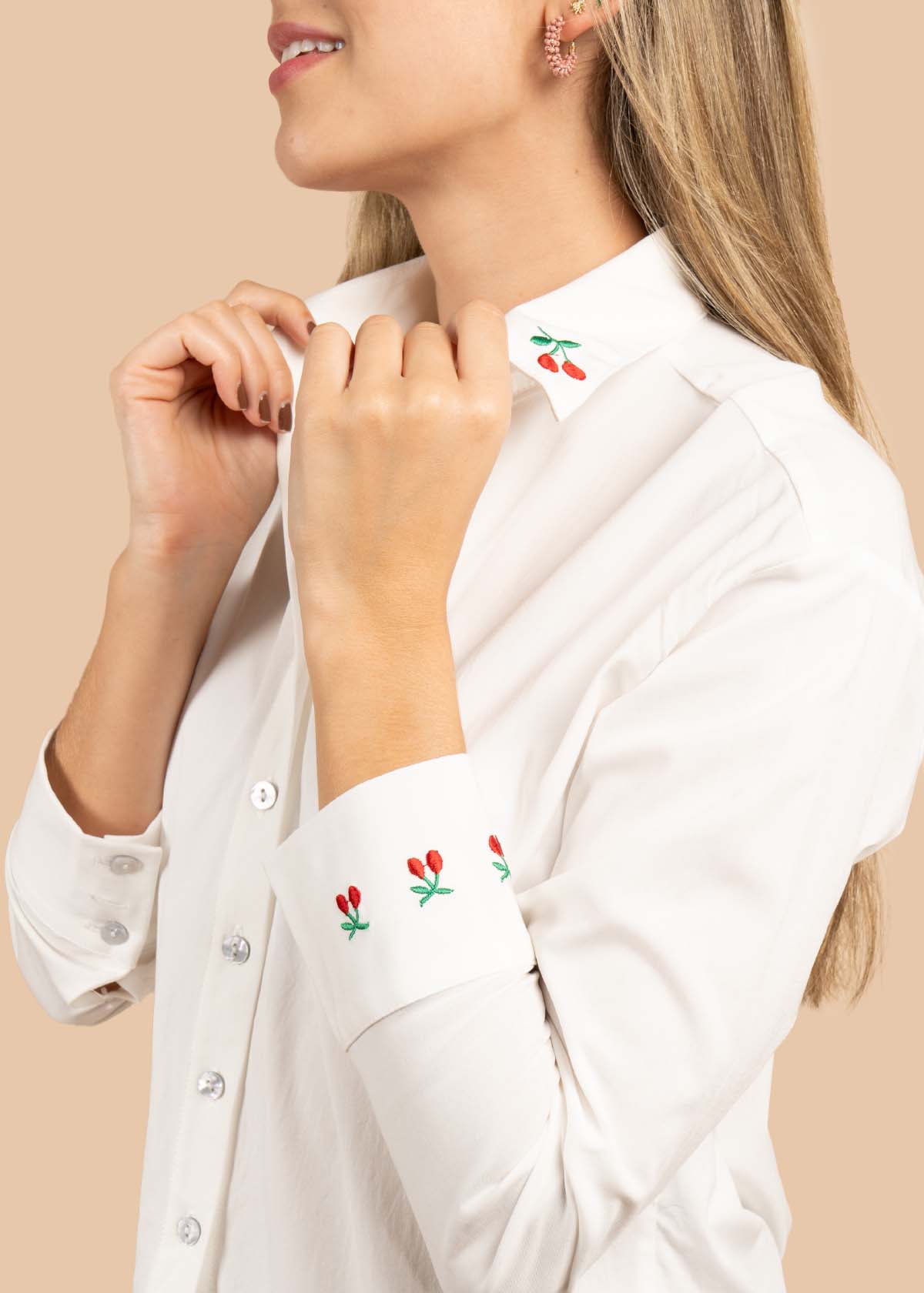 Blusa color blanco con bordado de cerezas 105544