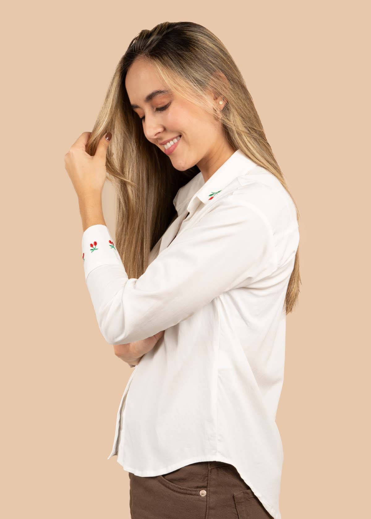 Blusa color blanco con bordado de cerezas 105544