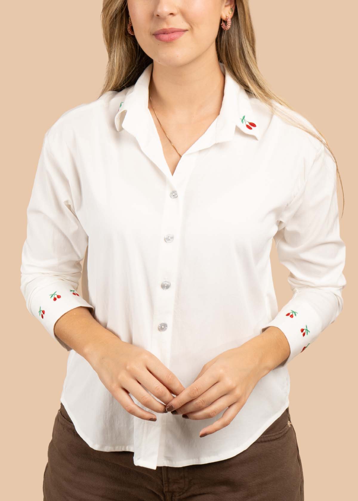 Blusa color blanco con bordado de cerezas 105544