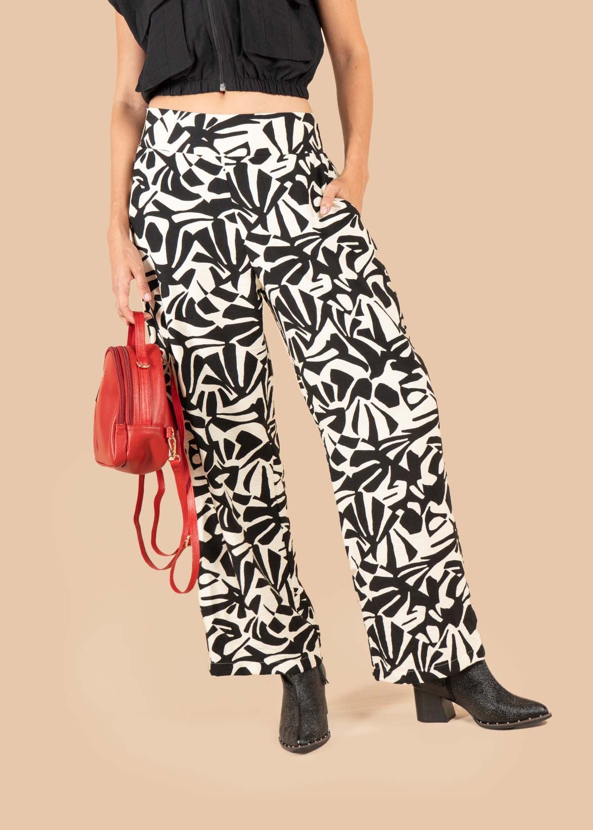 Pantalón color negro con estampado 105545