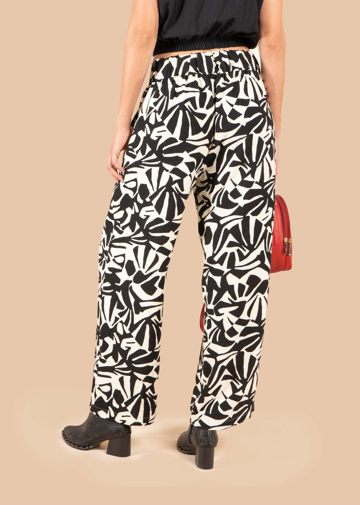Pantalón color negro con estampado 105545