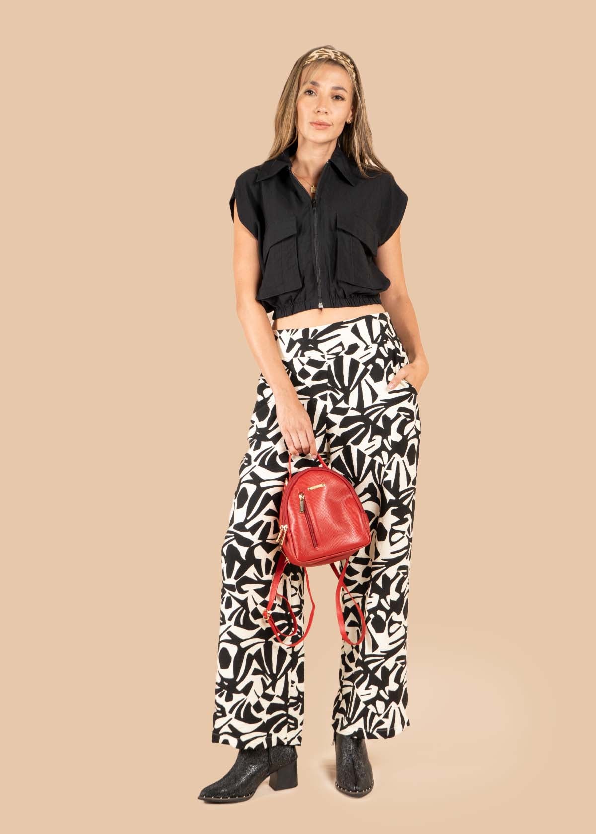 Pantalón color negro con estampado 105545