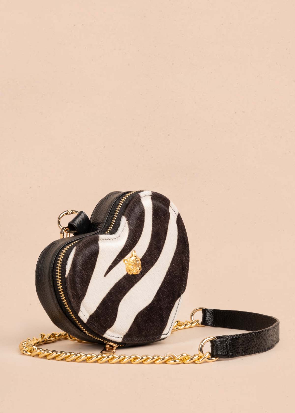 Bolso manos libres en cuero con forma de corazón color negro 105559