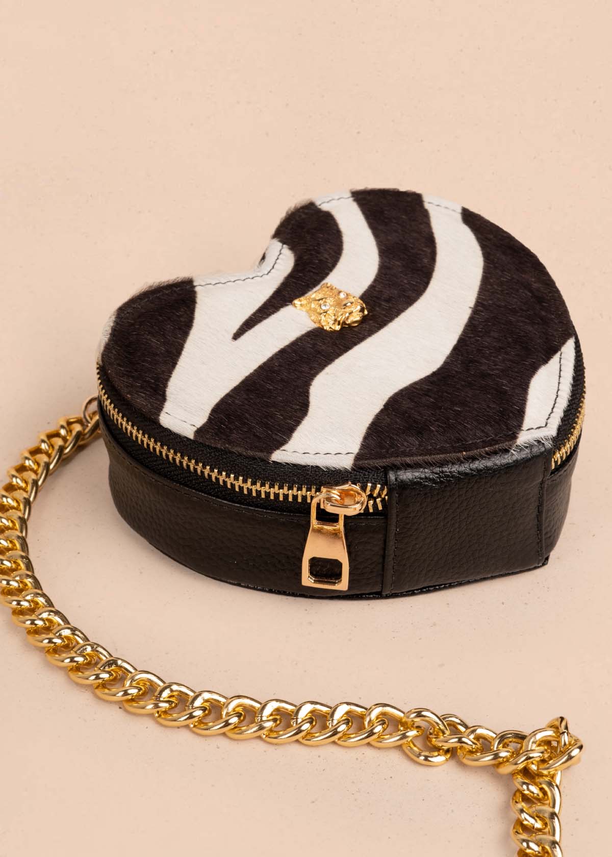 Bolso manos libres en cuero con forma de corazón color negro 105559